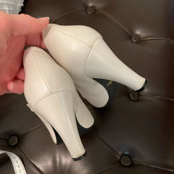 Vintage | Apostrophe | Cream Heels - Picture 7 of 15